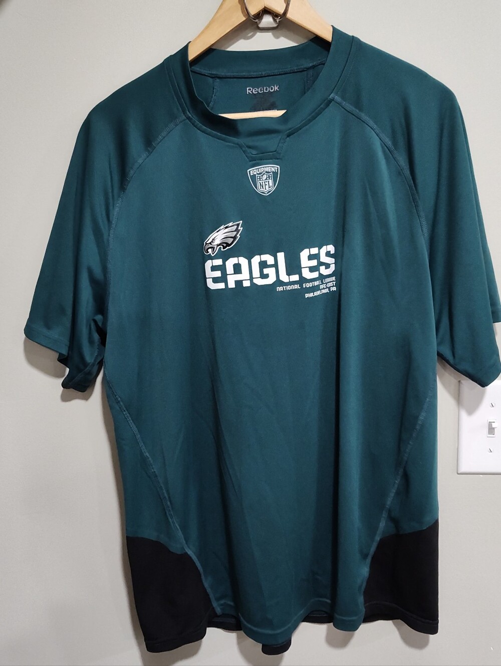 Philadelphia Eagles Men's Large Short Sleeve Shirt, Green, Reebok NFL Equipment.